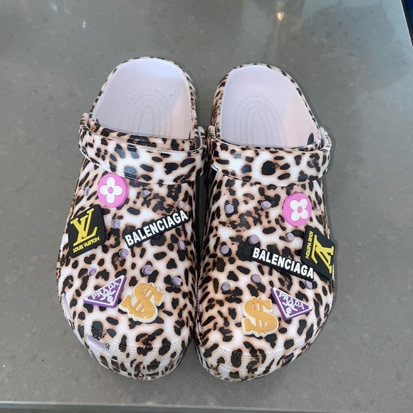 Cheetah 🐆 Print Platform Clogs with Charms - Picture 1 of 5